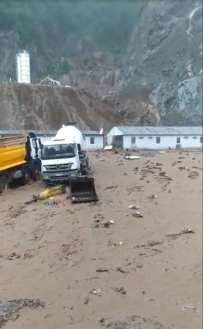 Doğu Karadeniz'i sel ve heyelan vurdu! Evler çöktü, yollar kapandı 19