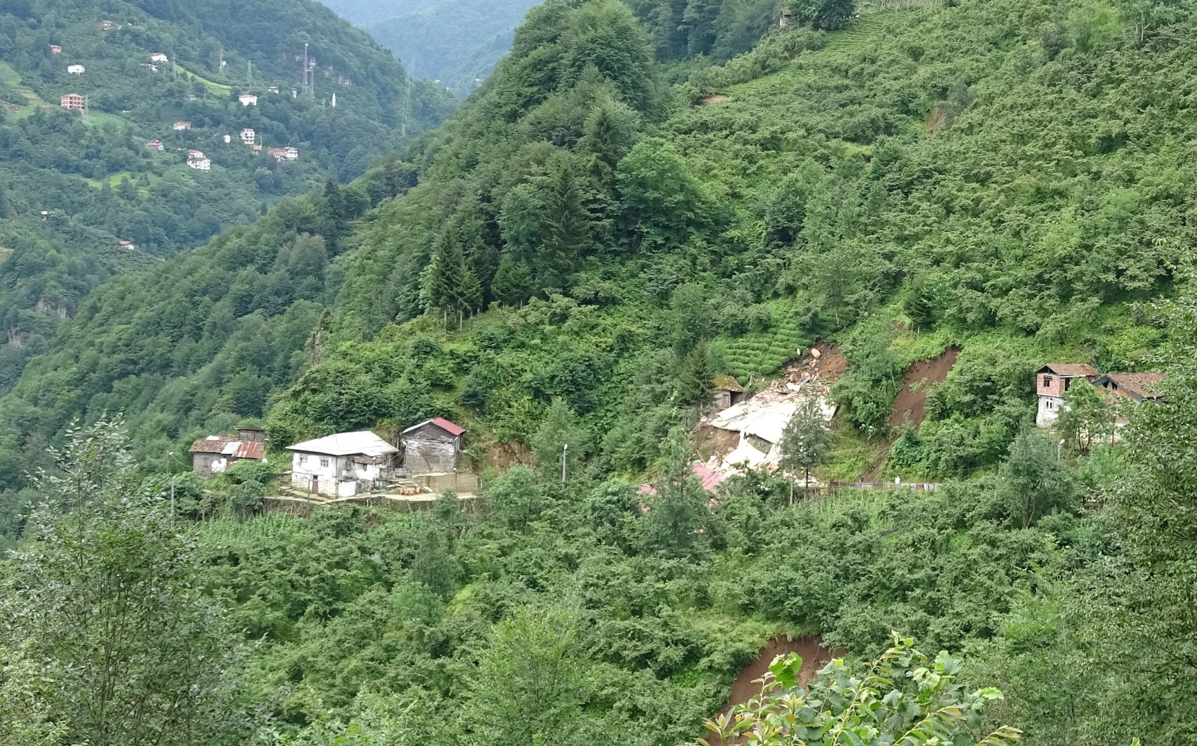 Doğu Karadeniz'i sel ve heyelan vurdu! Evler çöktü, yollar kapandı 16
