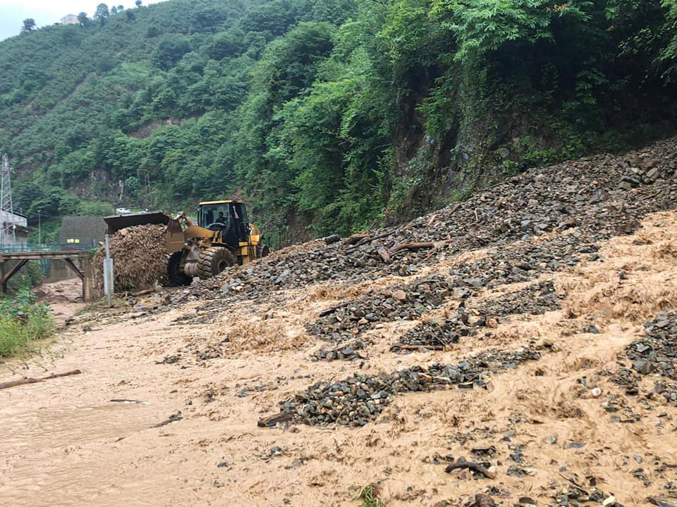 Doğu Karadeniz'i sel ve heyelan vurdu! Evler çöktü, yollar kapandı 14