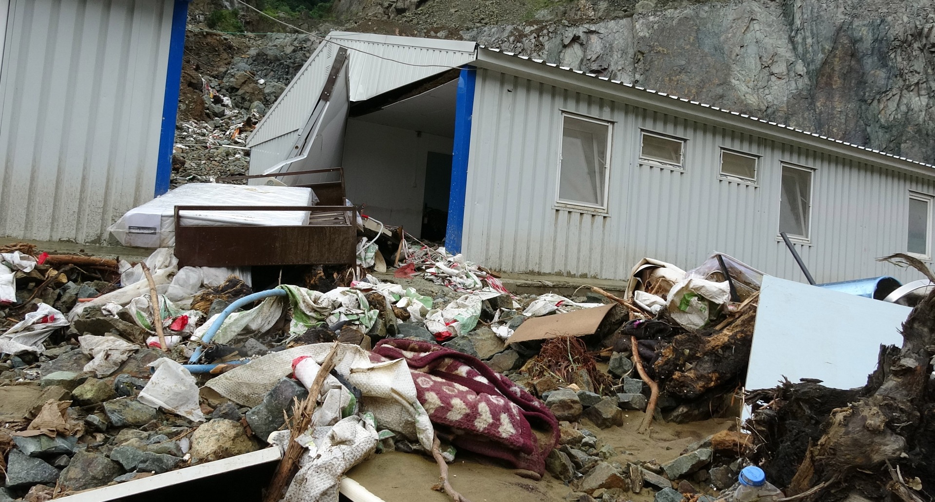 Doğu Karadeniz'i sel ve heyelan vurdu! Evler çöktü, yollar kapandı 11