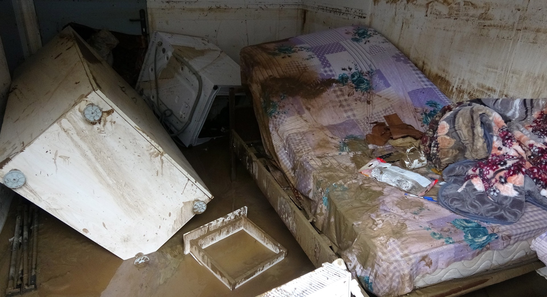 Doğu Karadeniz'i sel ve heyelan vurdu! Evler çöktü, yollar kapandı 10