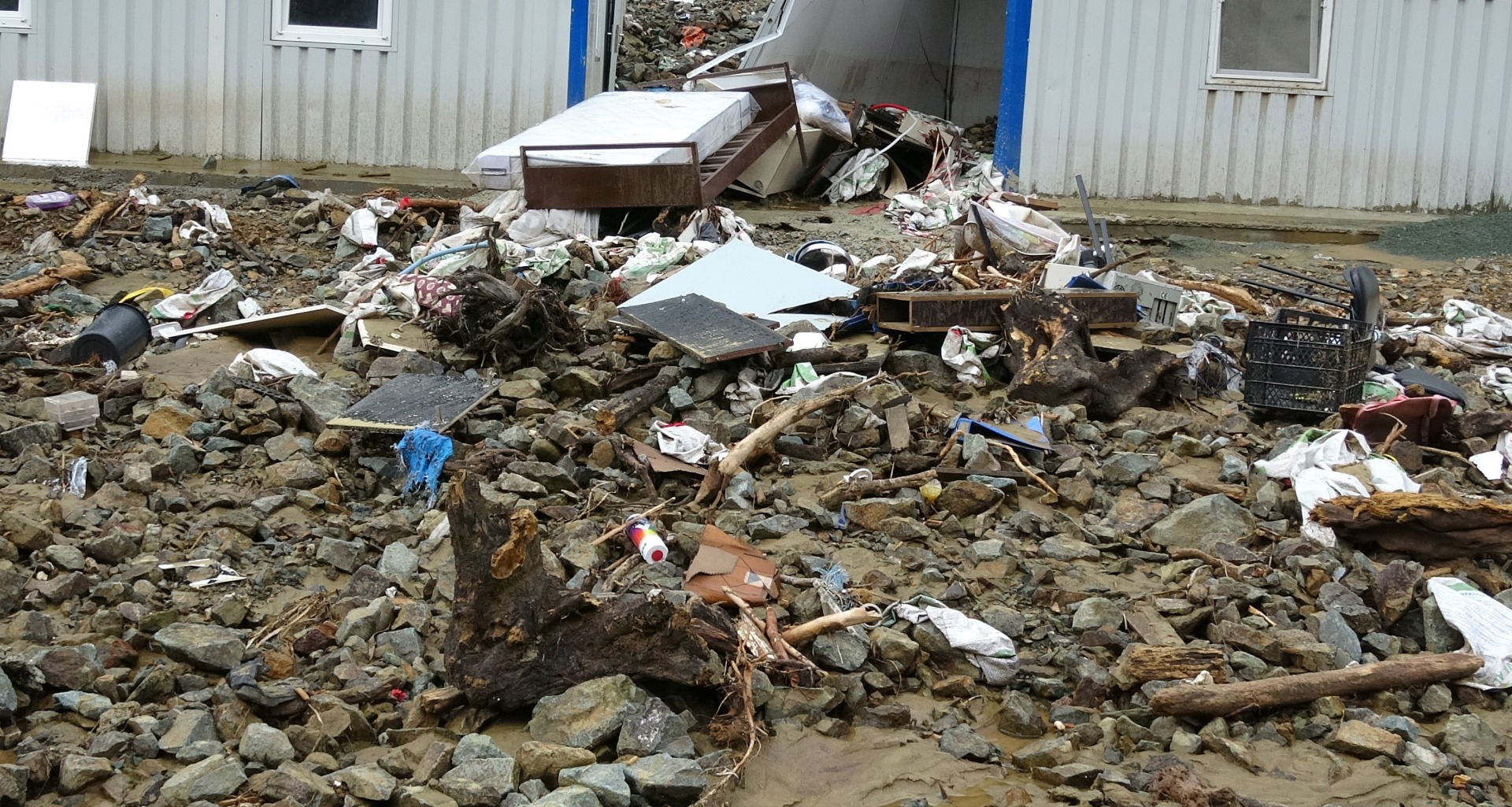 Doğu Karadeniz'i sel ve heyelan vurdu! Evler çöktü, yollar kapandı 8