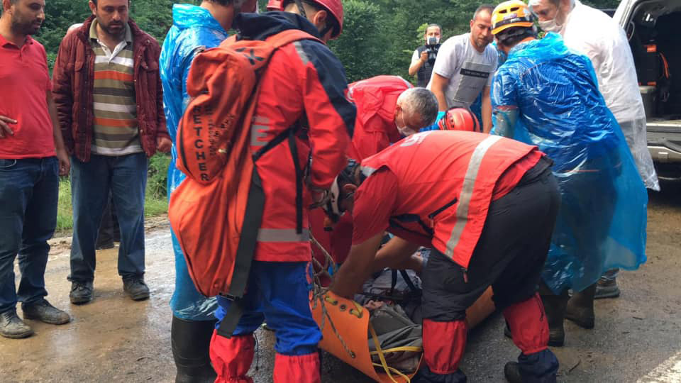 Doğu Karadeniz'i sel ve heyelan vurdu! Evler çöktü, yollar kapandı 7