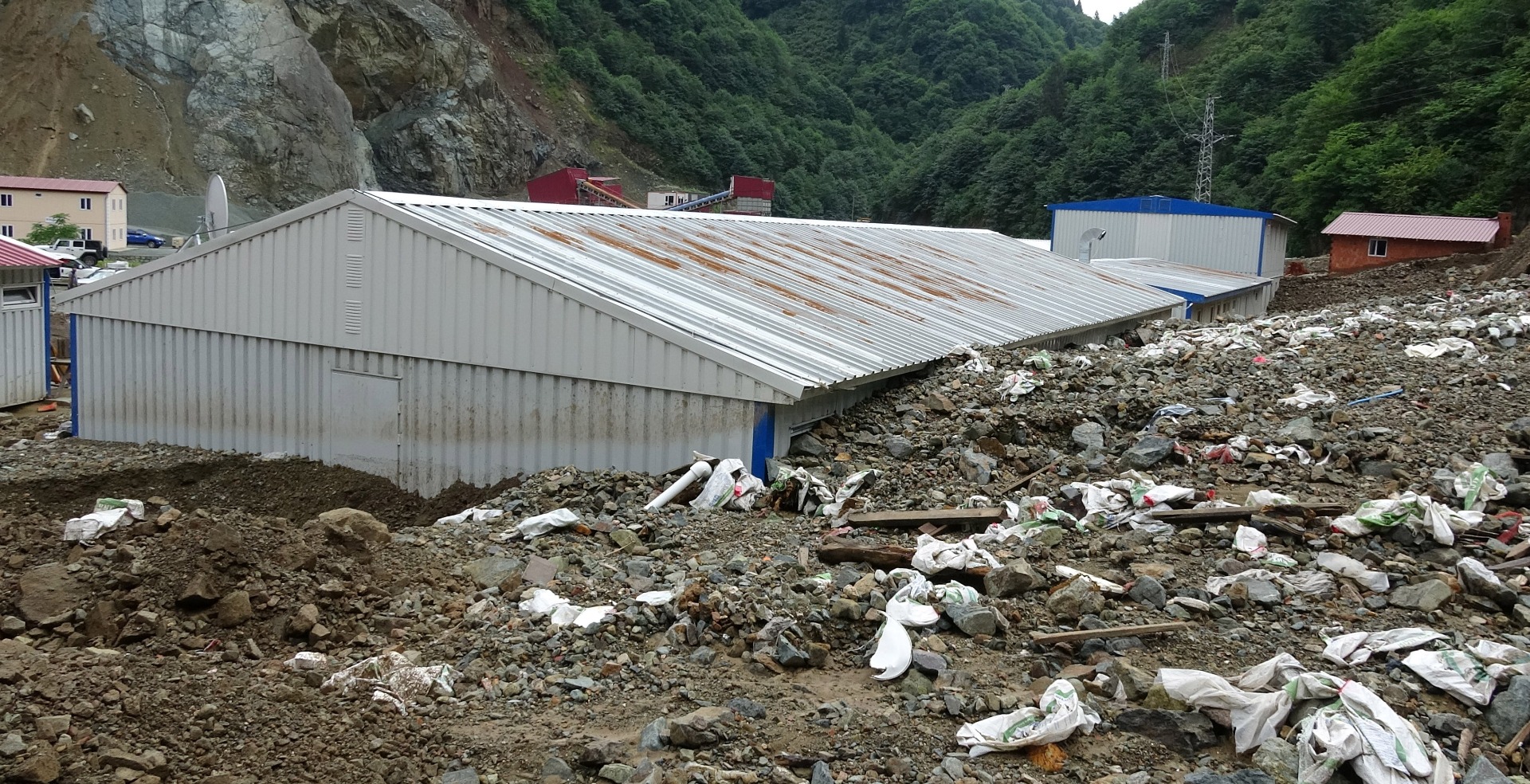 Doğu Karadeniz'i sel ve heyelan vurdu! Evler çöktü, yollar kapandı 4