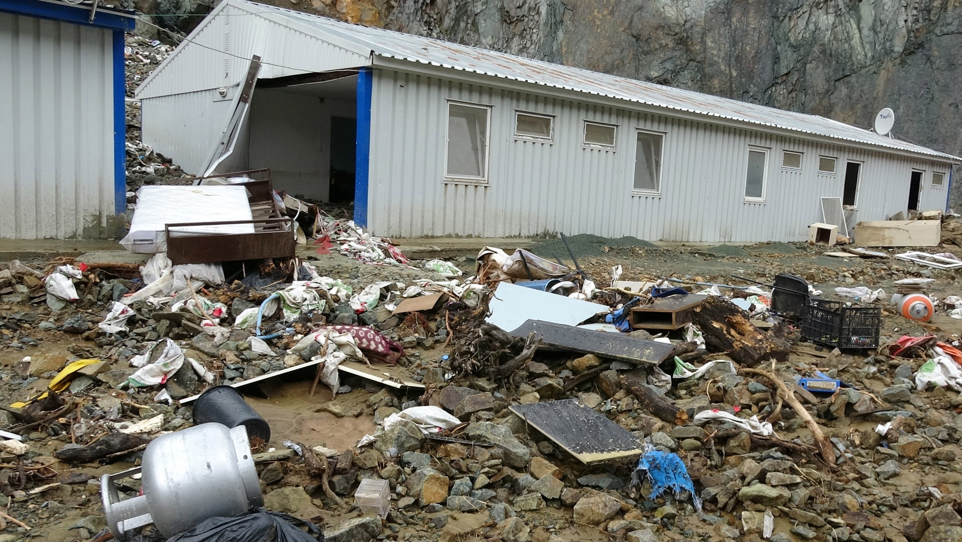 Doğu Karadeniz'i sel ve heyelan vurdu! Evler çöktü, yollar kapandı 3
