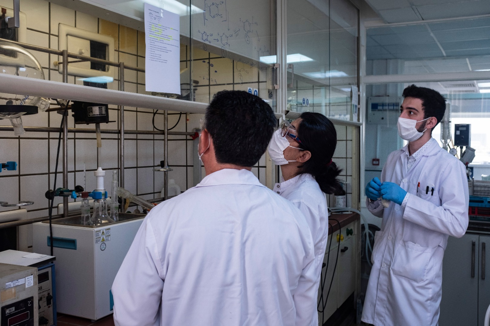 Hammaddeden kutuya! İşte Kovid-19 ilacının üretildiği laboratuvarlar 9