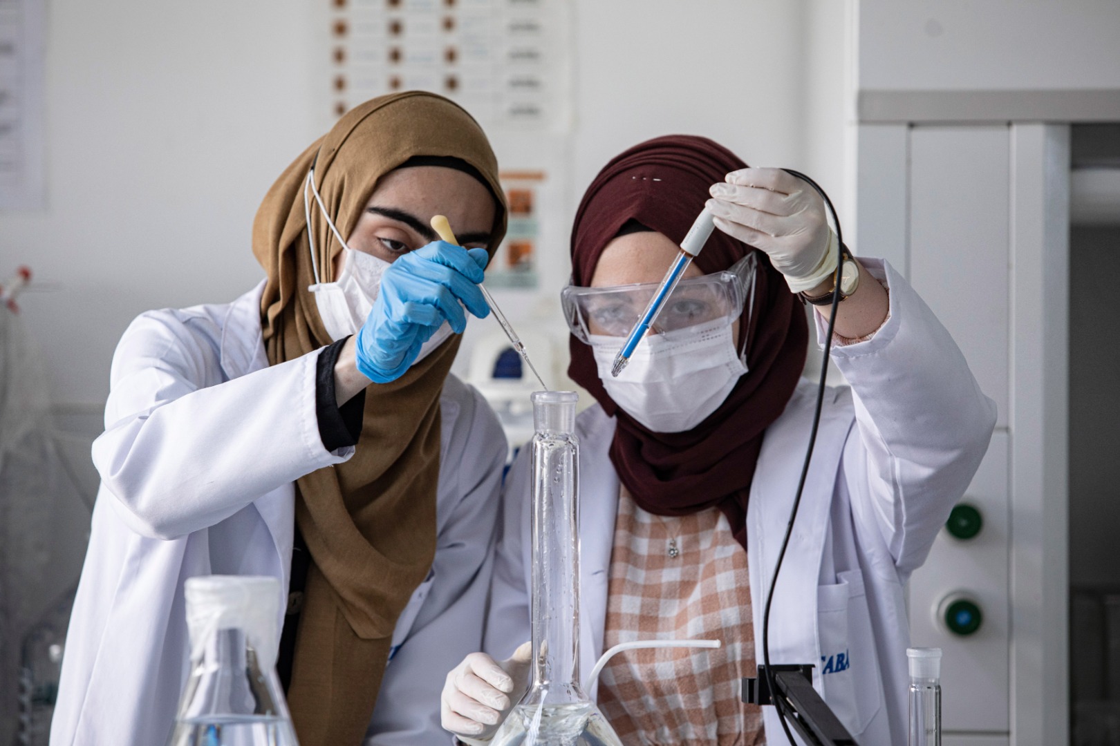 Hammaddeden kutuya! İşte Kovid-19 ilacının üretildiği laboratuvarlar 5