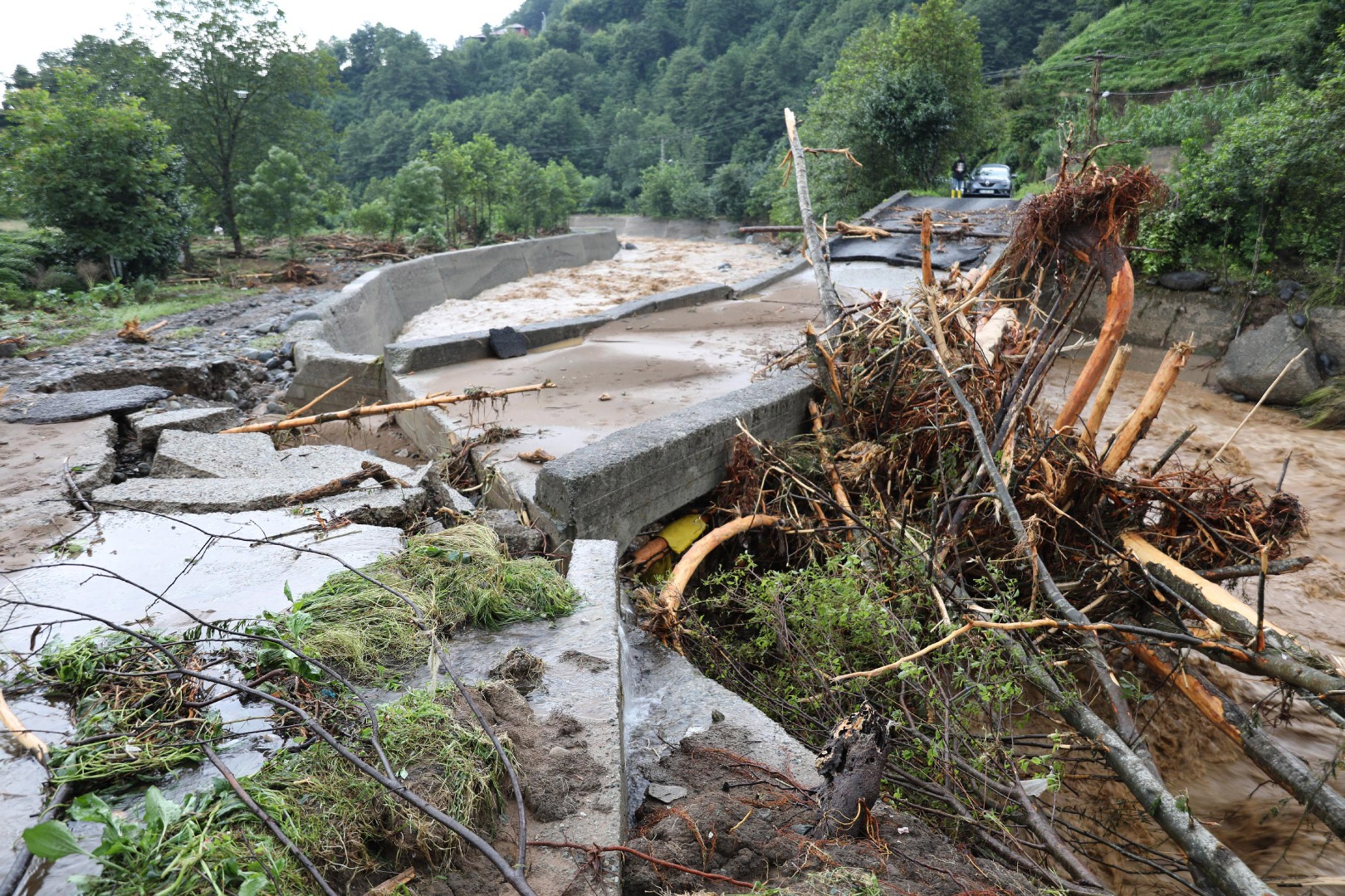 İşte Rize'yi vuran sel felaketinin yürek yakan görüntüsü 30