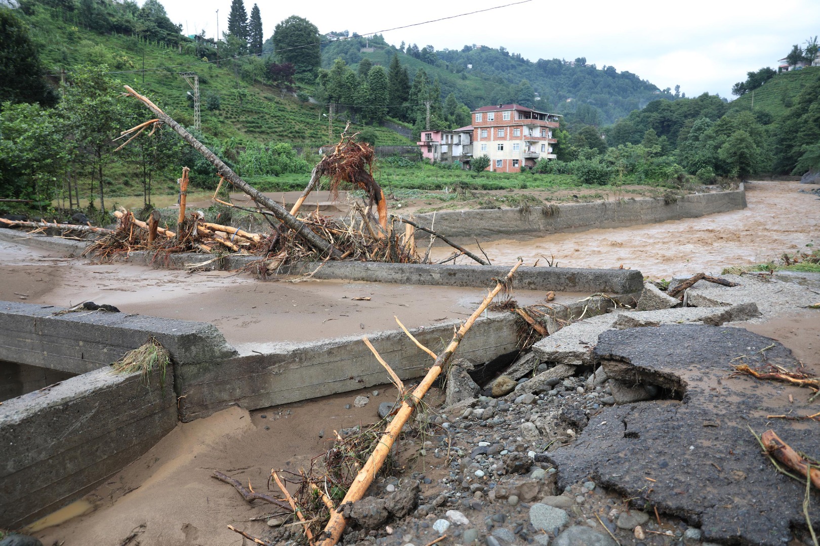 İşte Rize'yi vuran sel felaketinin yürek yakan görüntüsü 27