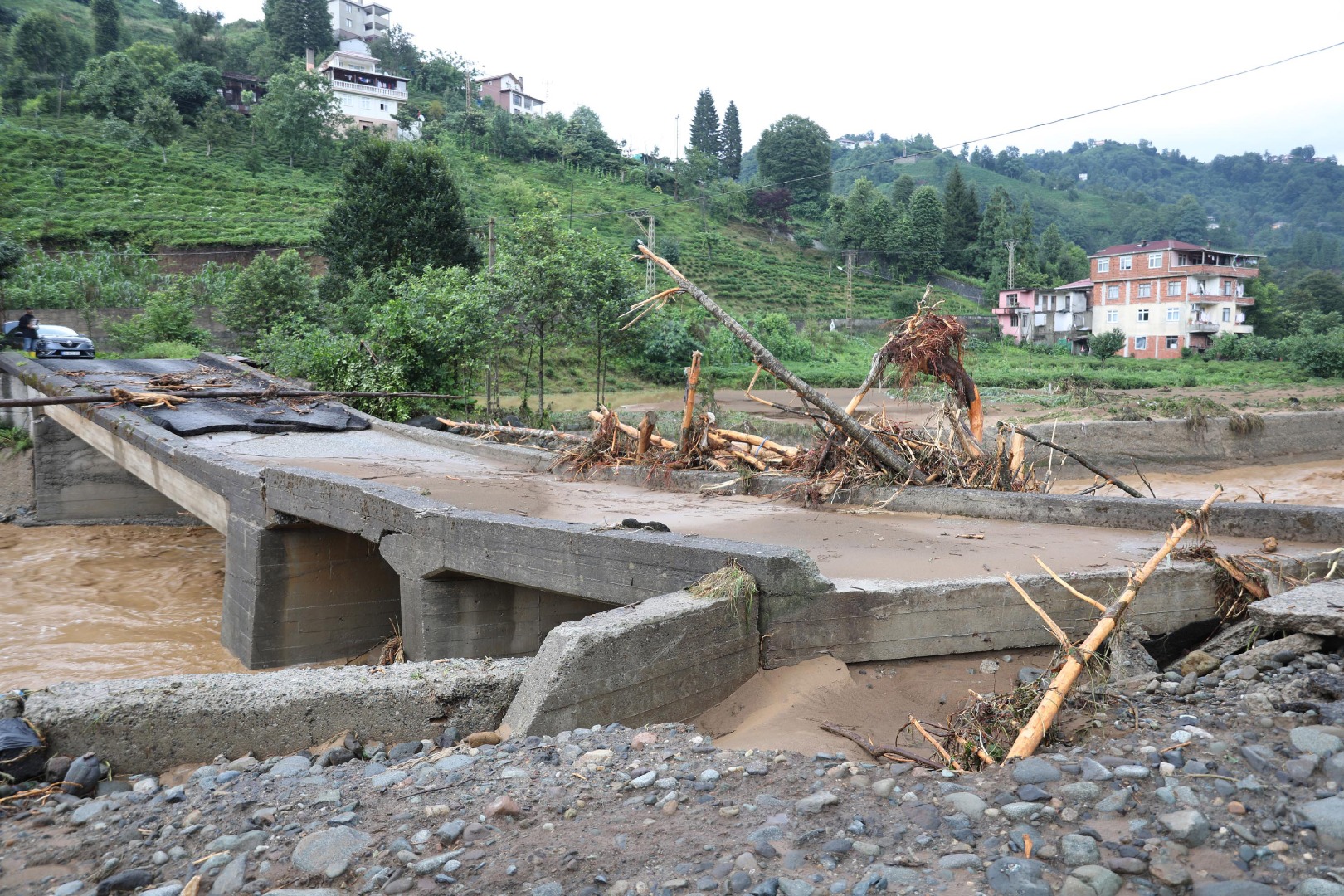 İşte Rize'yi vuran sel felaketinin yürek yakan görüntüsü 26
