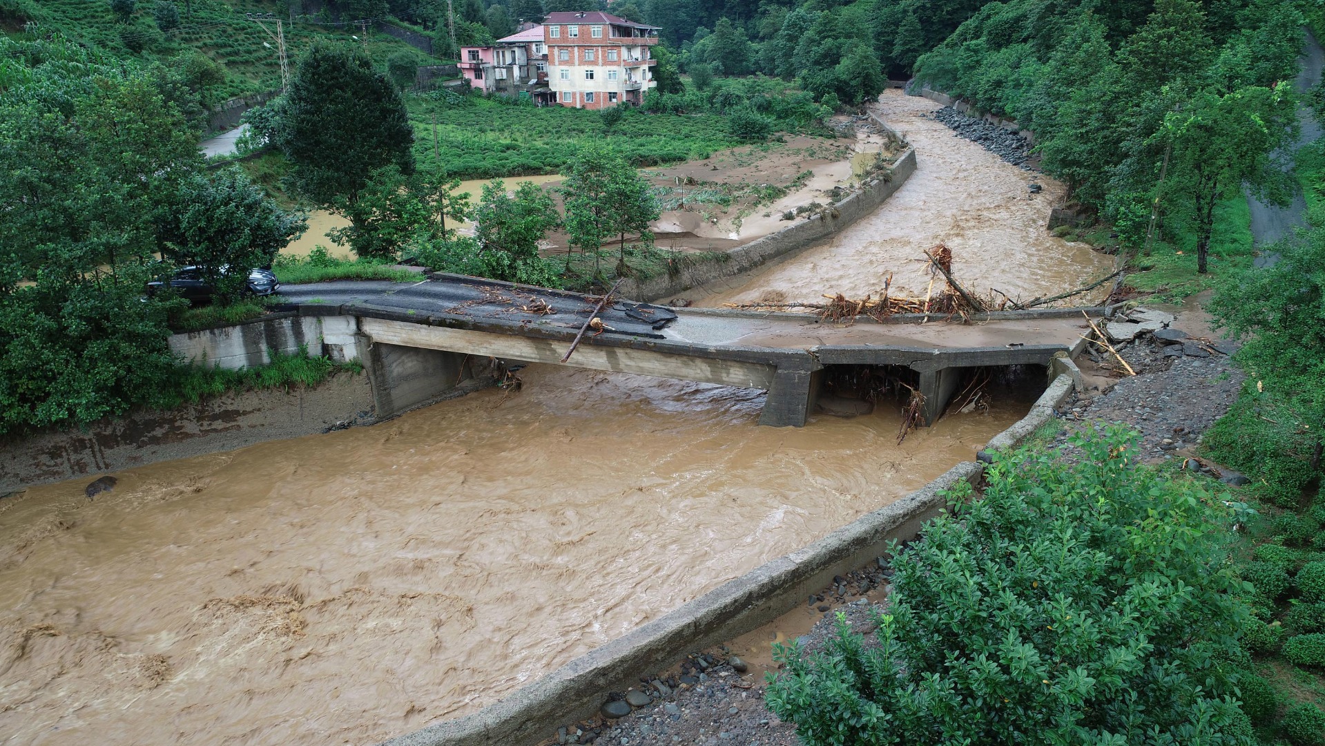 İşte Rize'yi vuran sel felaketinin yürek yakan görüntüsü 25