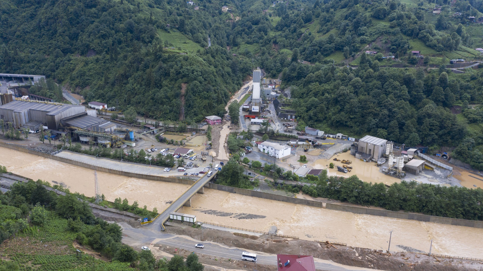 İşte Rize'yi vuran sel felaketinin yürek yakan görüntüsü 18