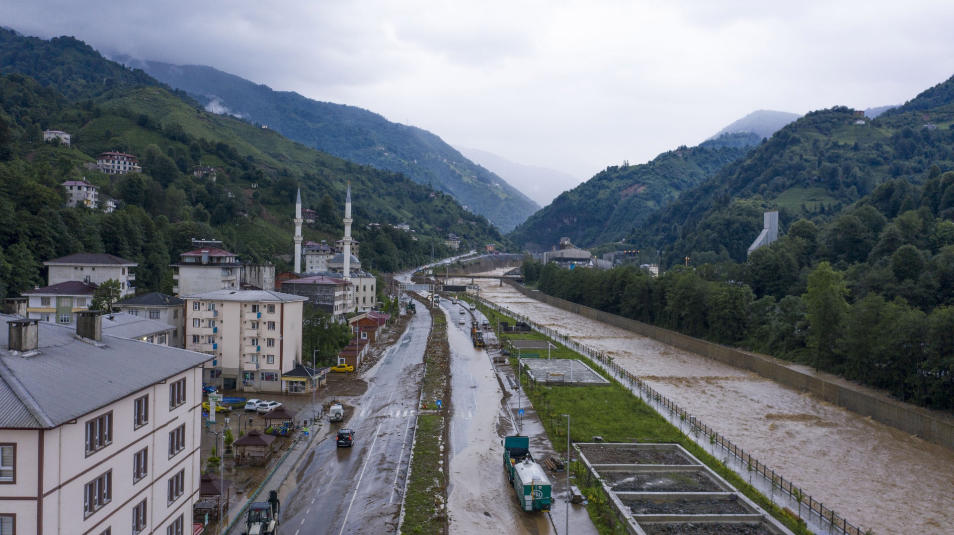İşte Rize'yi vuran sel felaketinin yürek yakan görüntüsü 17