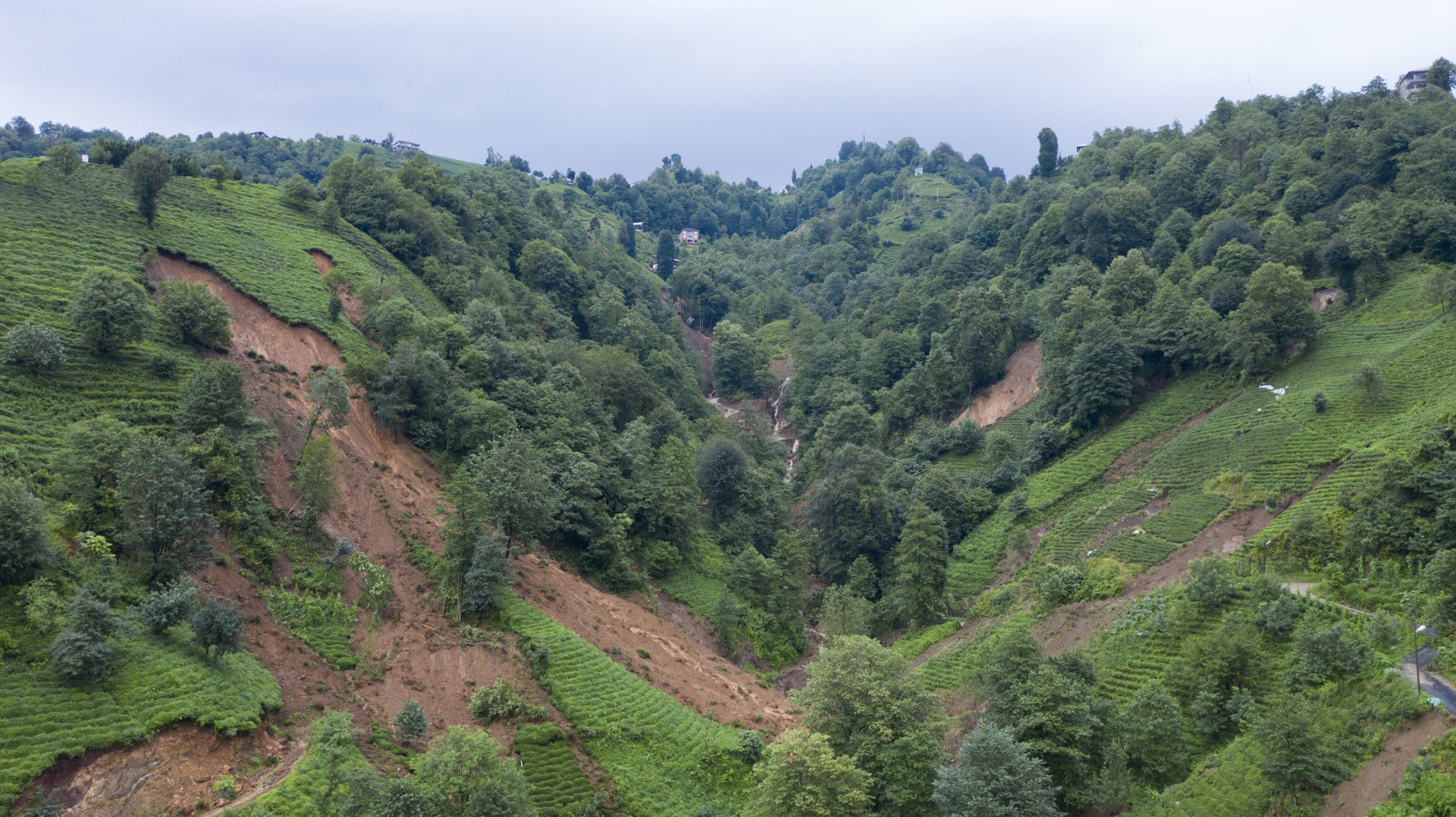 İşte Rize'yi vuran sel felaketinin yürek yakan görüntüsü 15