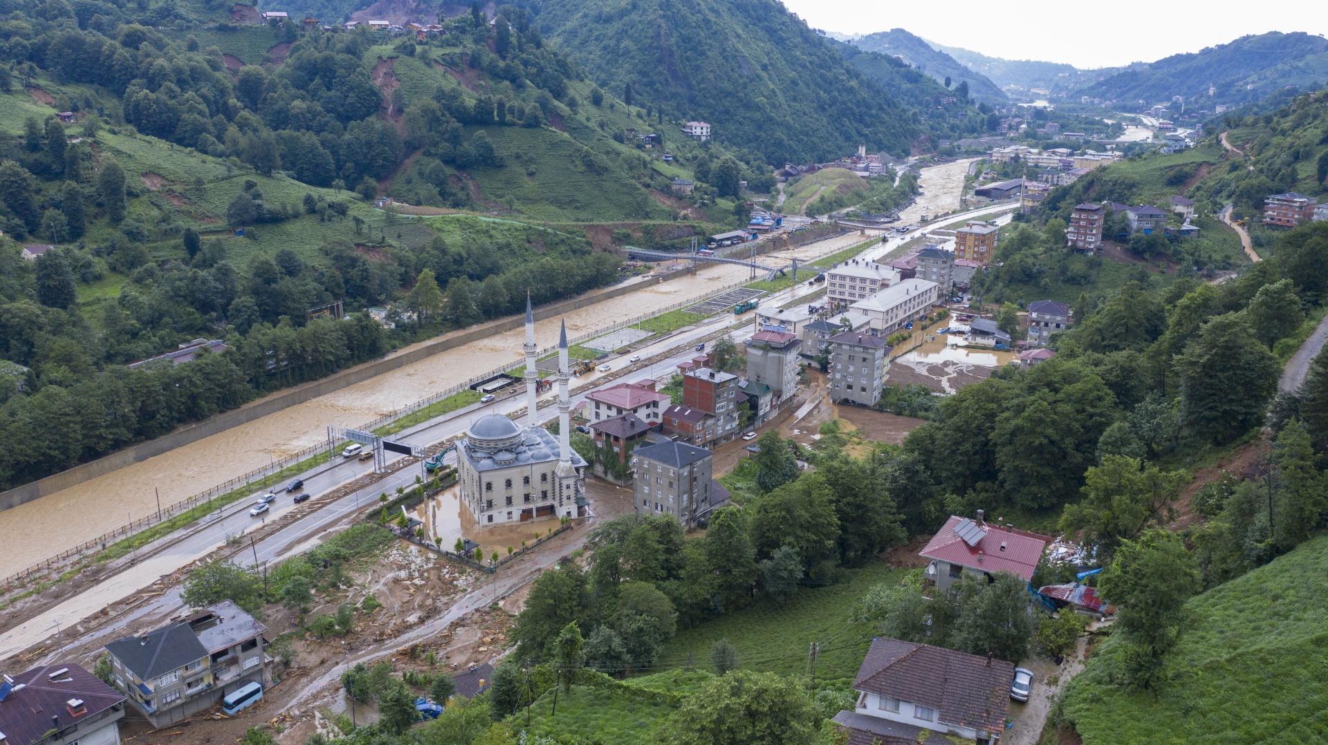 İşte Rize'yi vuran sel felaketinin yürek yakan görüntüsü 14