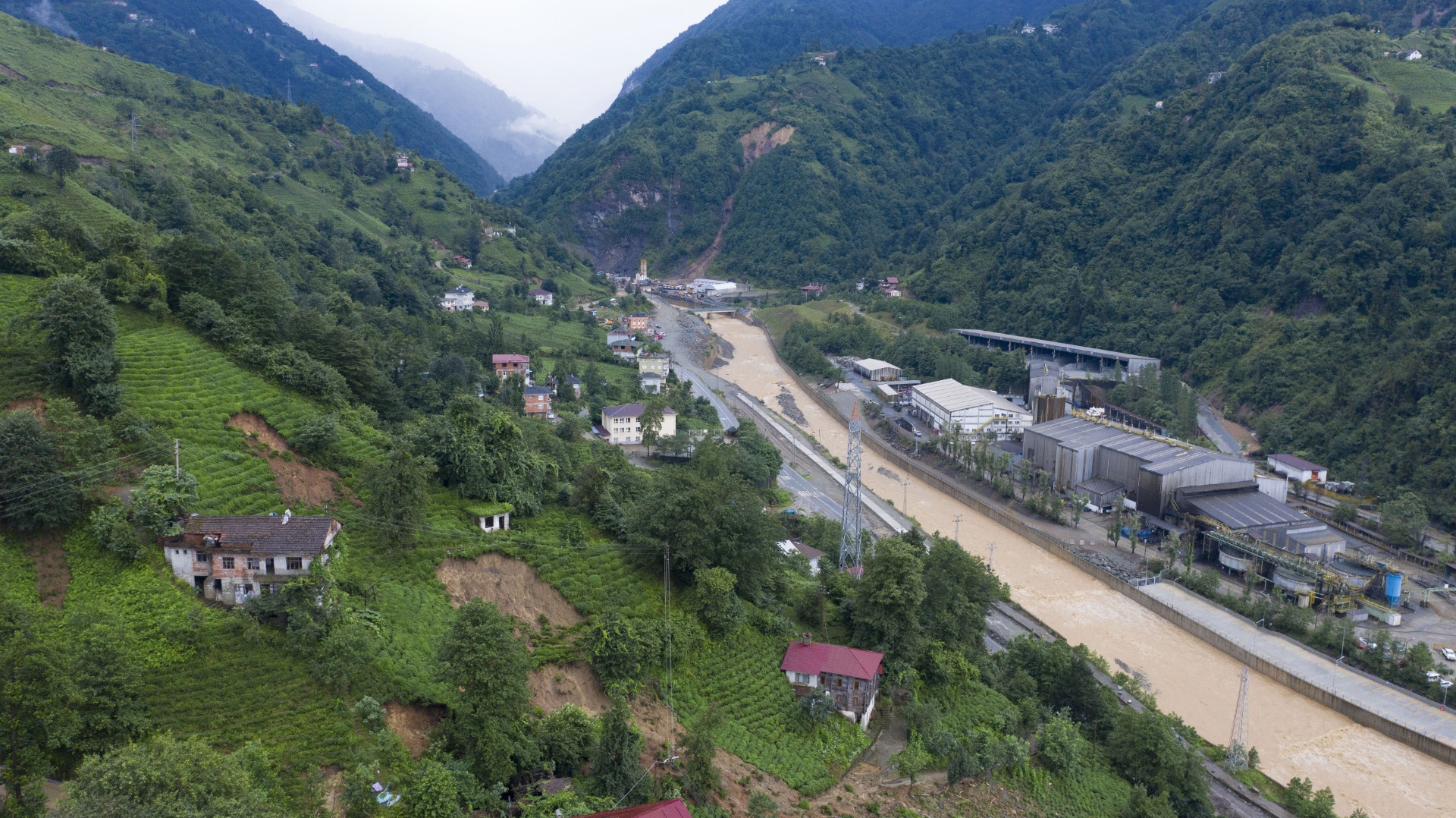 İşte Rize'yi vuran sel felaketinin yürek yakan görüntüsü 13