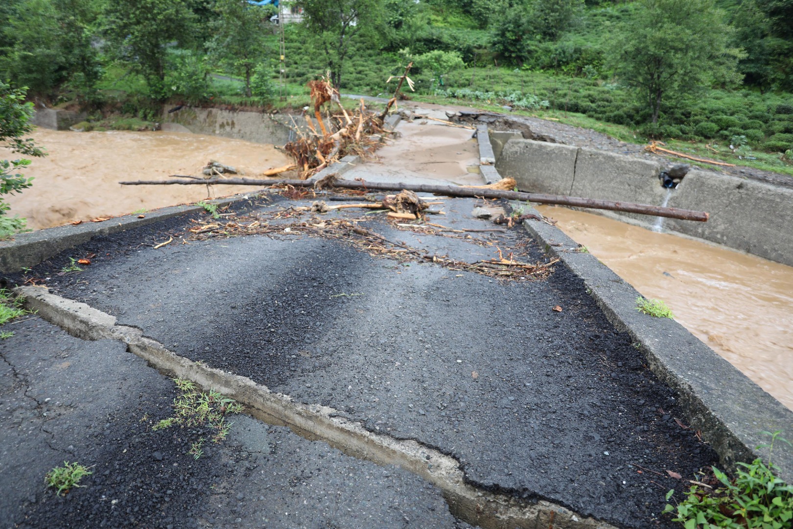 İşte Rize'yi vuran sel felaketinin yürek yakan görüntüsü 1