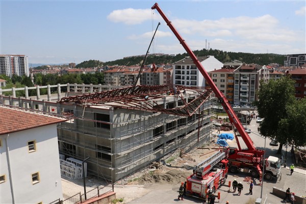 Kastamonu'da spor salonu inşaatının çelik çatısı çöktü: 1 işçi öldü 14