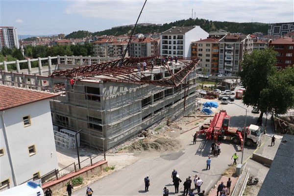 Kastamonu'da spor salonu inşaatının çelik çatısı çöktü: 1 işçi öldü 13