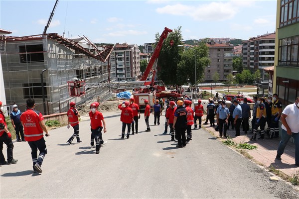 Kastamonu'da spor salonu inşaatının çelik çatısı çöktü: 1 işçi öldü 12