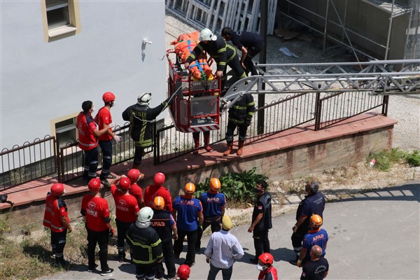 Kastamonu'da spor salonu inşaatının çelik çatısı çöktü: 1 işçi öldü 11