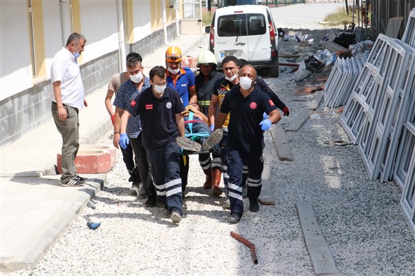 Kastamonu'da spor salonu inşaatının çelik çatısı çöktü: 1 işçi öldü 10