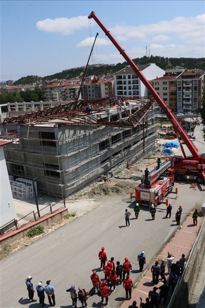 Kastamonu'da spor salonu inşaatının çelik çatısı çöktü: 1 işçi öldü 9