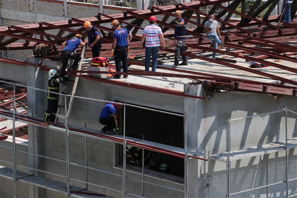 Kastamonu'da spor salonu inşaatının çelik çatısı çöktü: 1 işçi öldü 7
