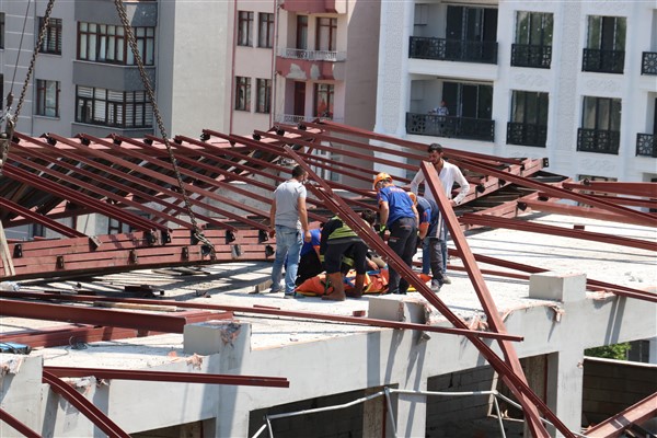 Kastamonu'da spor salonu inşaatının çelik çatısı çöktü: 1 işçi öldü 5