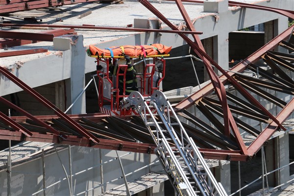 Kastamonu'da spor salonu inşaatının çelik çatısı çöktü: 1 işçi öldü 4
