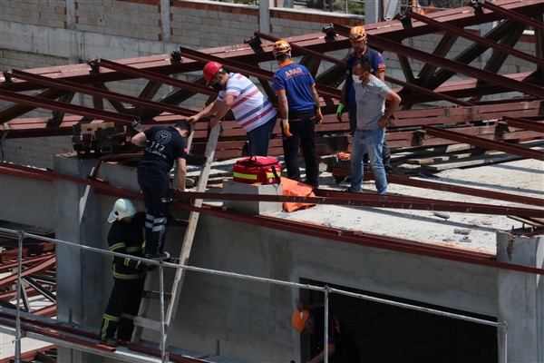 Kastamonu'da spor salonu inşaatının çelik çatısı çöktü: 1 işçi öldü 3