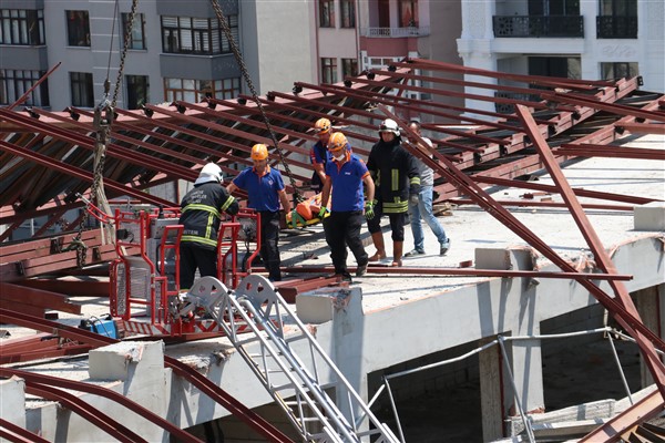 Kastamonu'da spor salonu inşaatının çelik çatısı çöktü: 1 işçi öldü 1