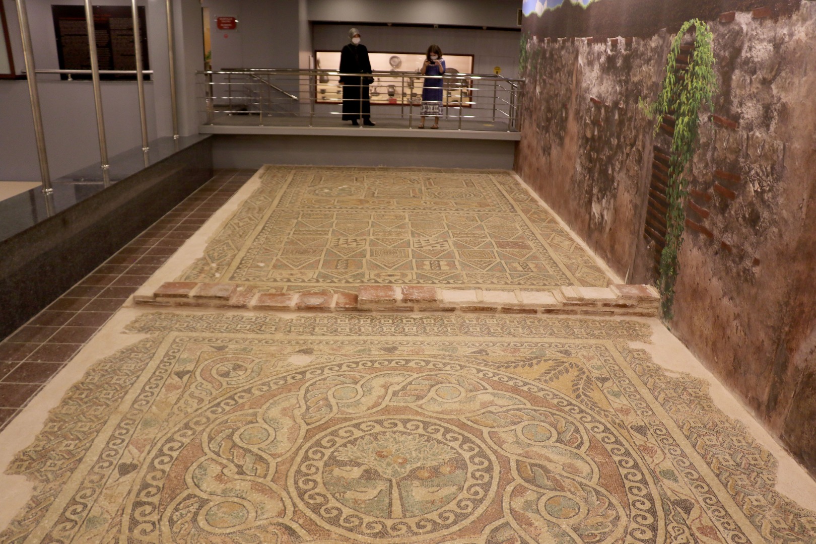 Kaçak kazıda ortaya çıkan 1800 yıllık 'elma' müzede 11