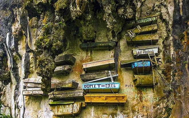 Görebileceğiniz en vahşi cenaze geleneği! 'Toprağı kirletiyor' diye akbabalara yediriyorlar 10