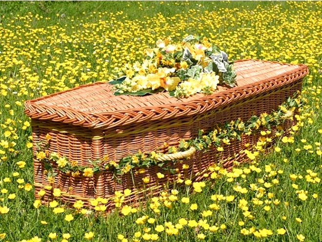 Görebileceğiniz en vahşi cenaze geleneği! 'Toprağı kirletiyor' diye akbabalara yediriyorlar 4