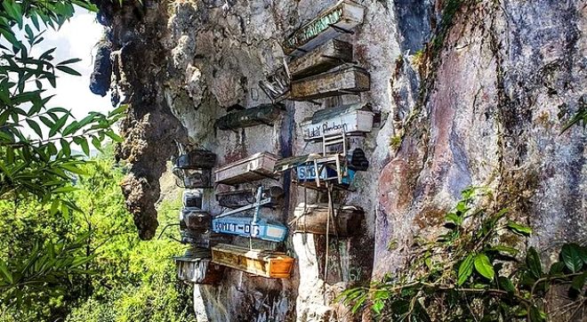 Görebileceğiniz en vahşi cenaze geleneği! 'Toprağı kirletiyor' diye akbabalara yediriyorlar 9