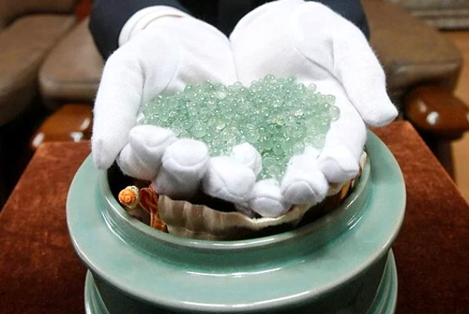 Görebileceğiniz en vahşi cenaze geleneği! 'Toprağı kirletiyor' diye akbabalara yediriyorlar 8