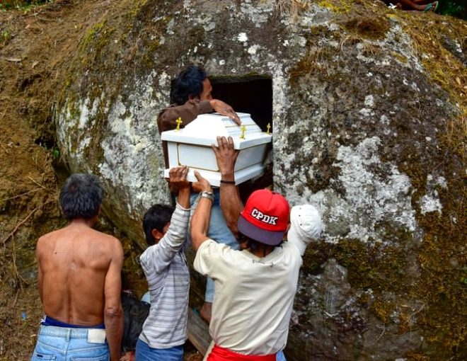 Görebileceğiniz en vahşi cenaze geleneği! 'Toprağı kirletiyor' diye akbabalara yediriyorlar 1