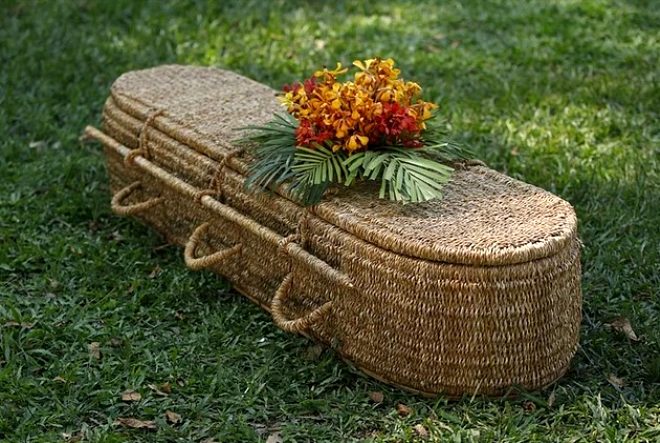 Görebileceğiniz en vahşi cenaze geleneği! 'Toprağı kirletiyor' diye akbabalara yediriyorlar 5