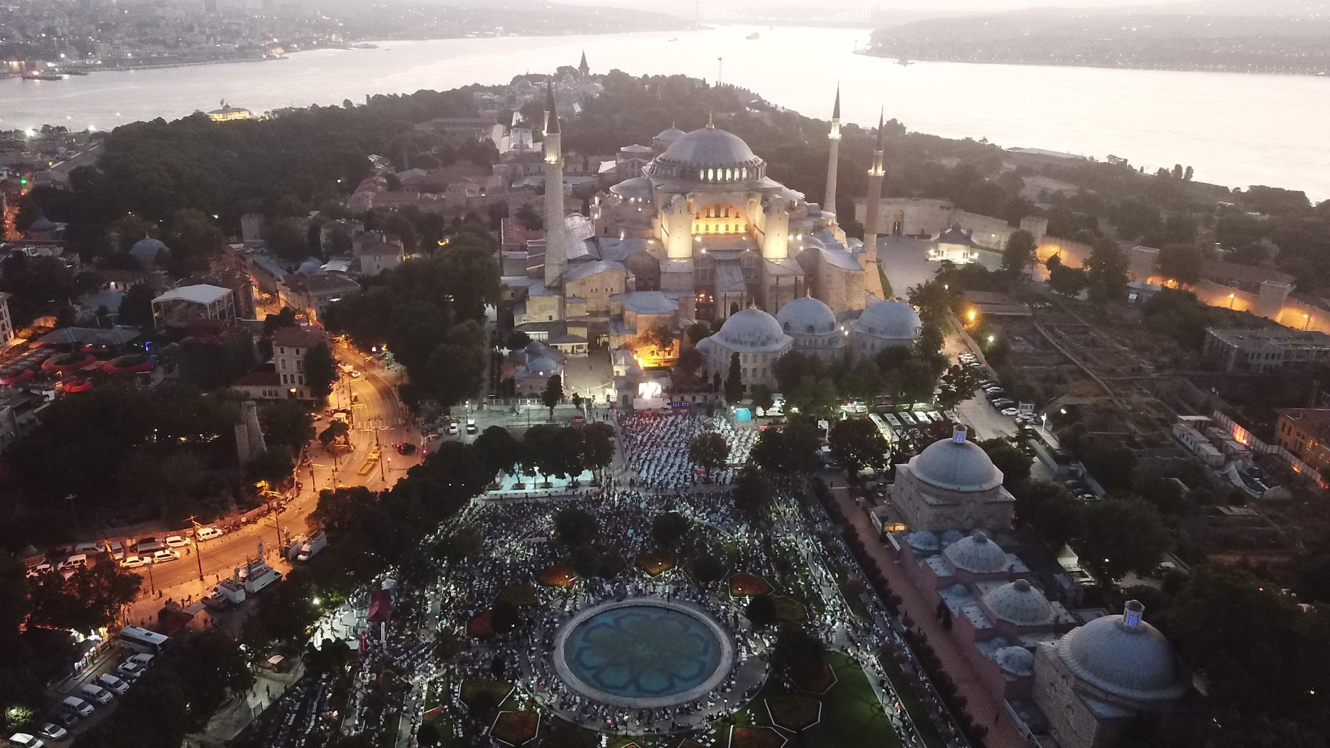 86 yıl sonra Ayasofya'da bayram namazı! Binler katıldı 48