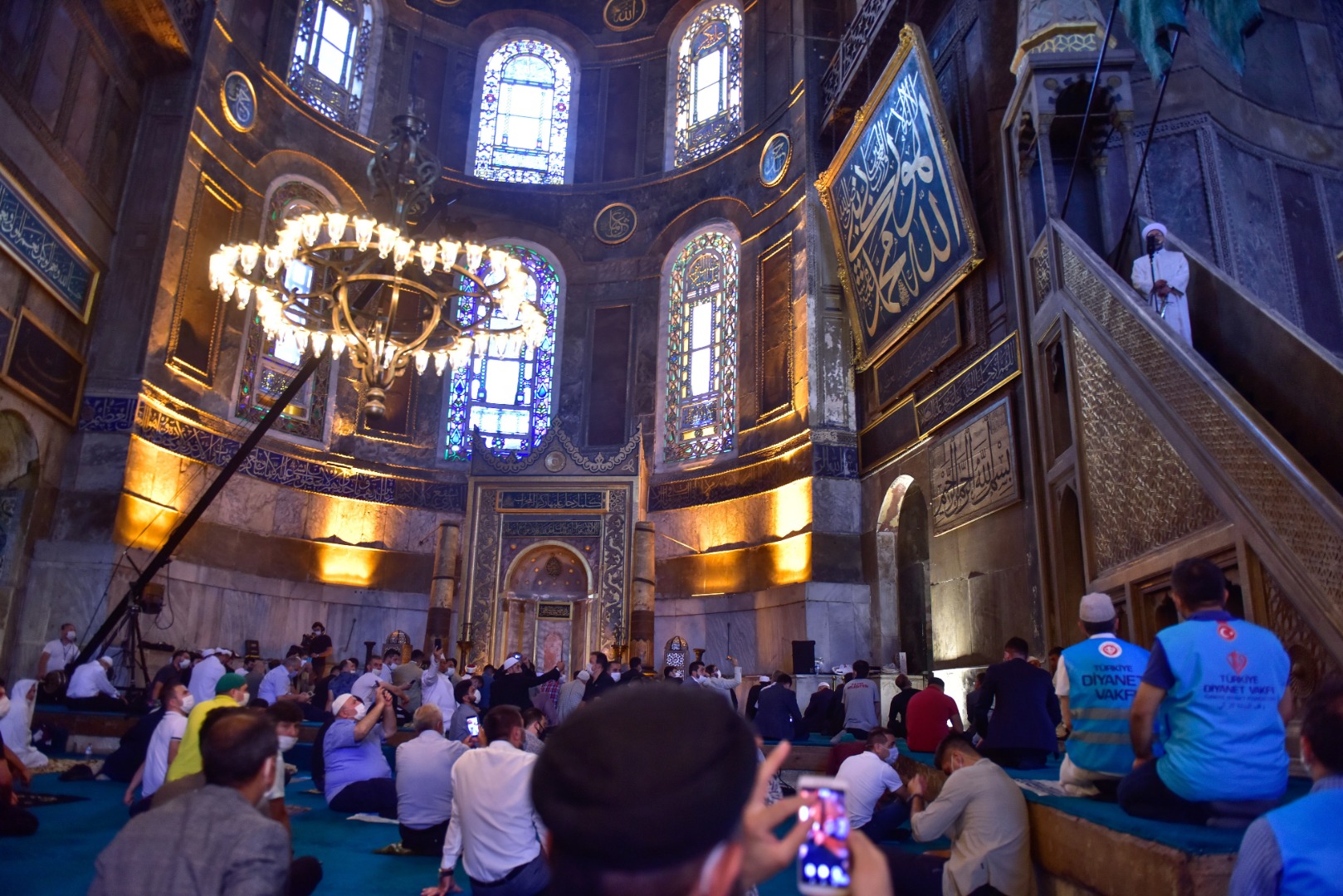 86 yıl sonra Ayasofya'da bayram namazı! Binler katıldı 55