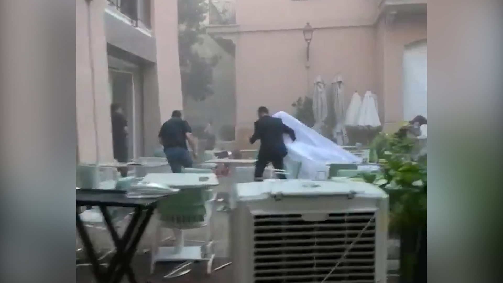 Beyrut'taki patlamaya düğün fotoğrafı çekerken yakalandılar 1