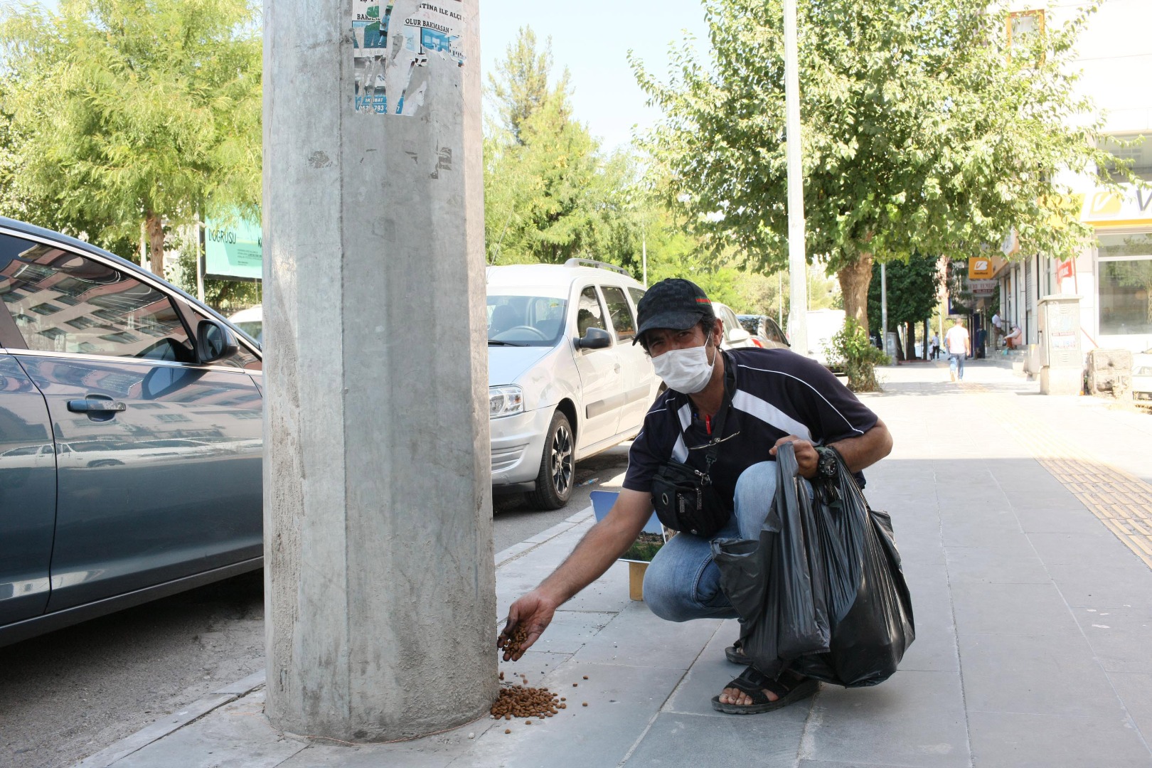 Boya sandığıyla kazandığı paranın yarısı sokak hayvanlarına mama oluyor