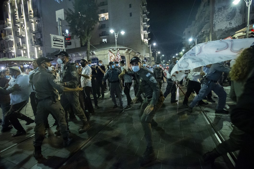 İsrail'de 'yolsuzluk' isyanı: Yalancı Netanyahu evine dön! 24