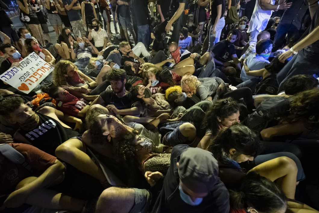 İsrail'de 'yolsuzluk' isyanı: Yalancı Netanyahu evine dön! 12