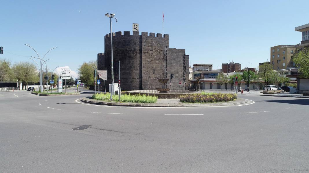 'Hava gelmiyor' diye yıkılan Diyarbakır surları yeniden inşa edilecek 5