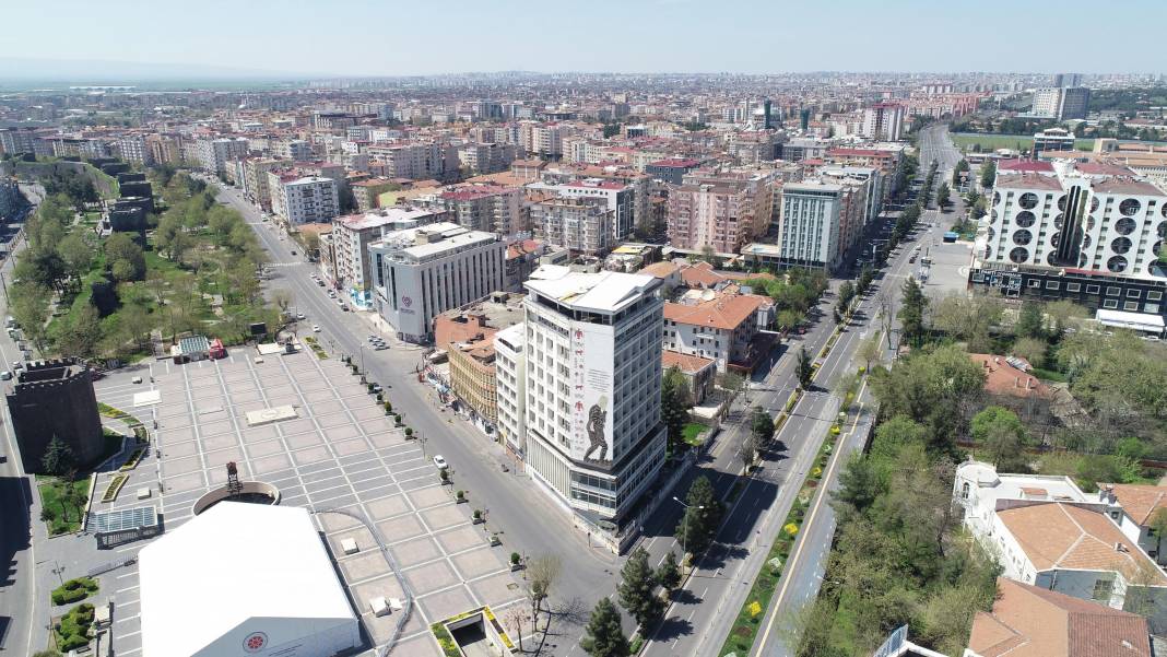 'Hava gelmiyor' diye yıkılan Diyarbakır surları yeniden inşa edilecek 6