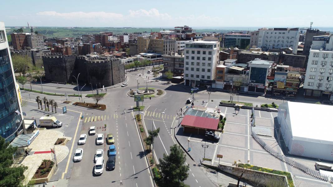 'Hava gelmiyor' diye yıkılan Diyarbakır surları yeniden inşa edilecek 8