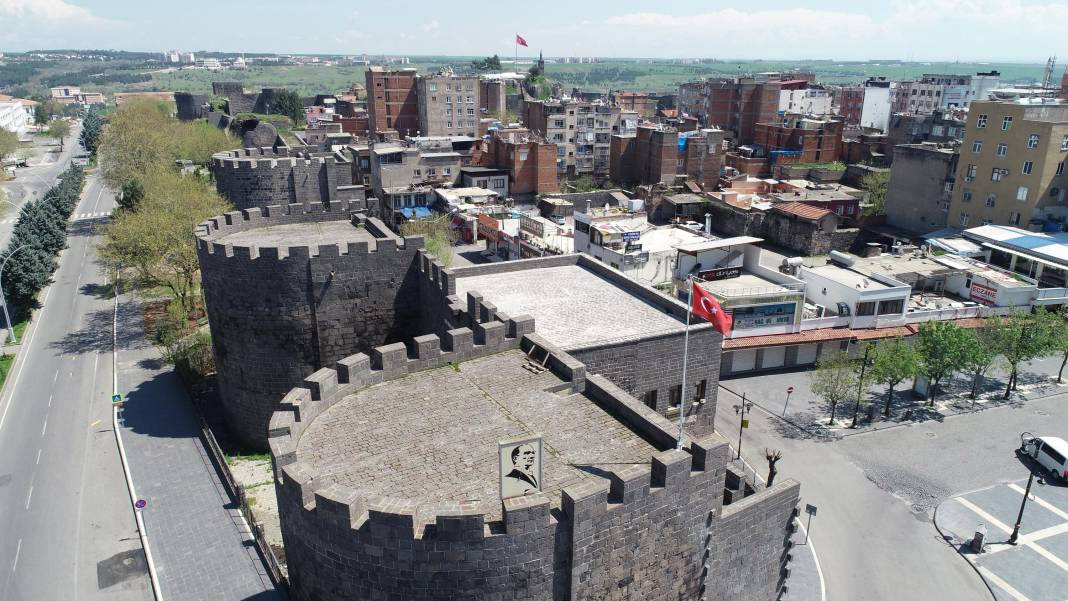 'Hava gelmiyor' diye yıkılan Diyarbakır surları yeniden inşa edilecek 9