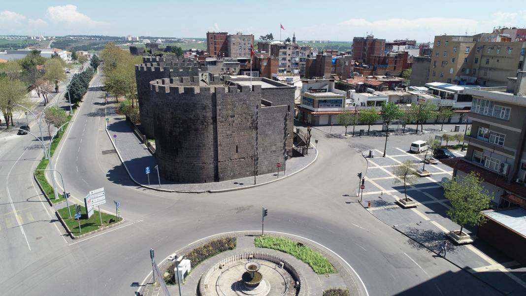 'Hava gelmiyor' diye yıkılan Diyarbakır surları yeniden inşa edilecek 10